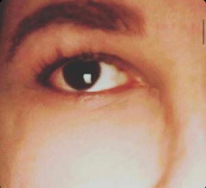 Prima di tutto: cos’è l’aura?
Questa parola di origine greca indica un alone luminoso ma invisibile agli occhi fatto di energia, che avvolge il nostro corpo.
Un’emanazione magnetica proveniente dagli esseri viventi e da oggetti legati ad essi, influenzata anche da contatti precedenti con altre fonti di energia.