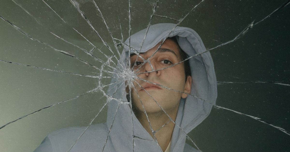 Una delle paure più comuni che spingerebbe alla dipendenza affettiva, all’attaccamento viscerale nei confronti dell’altro o comunque di tutti coloro che ci circondano, senza alcun dubbio è legato a dei piccoli-grandi traumi alla base della sfera emotiva, con possibili imprinting (ovvero quel bagaglio energetico e mentale che forma la storia personale di ognuno di noi, dalla nostra famiglia ai nostri Avi, condizionandoci su determinati modi di vedere, percepire e vivere la vita), non del tutto salutari.