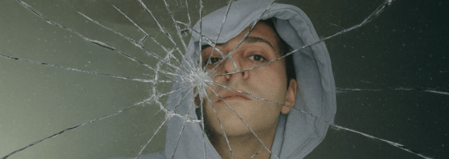 Una delle paure più comuni che spingerebbe alla dipendenza affettiva, all’attaccamento viscerale nei confronti dell’altro o comunque di tutti coloro che ci circondano, senza alcun dubbio è legato a dei piccoli-grandi traumi alla base della sfera emotiva, con possibili imprinting (ovvero quel bagaglio energetico e mentale che forma la storia personale di ognuno di noi, dalla nostra famiglia ai nostri Avi, condizionandoci su determinati modi di vedere, percepire e vivere la vita), non del tutto salutari.